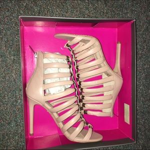VINCE CAMUTO HEELS