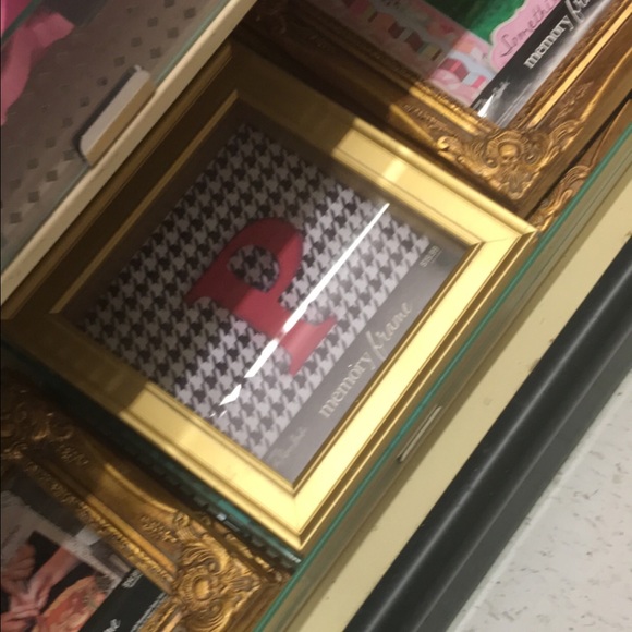 Meet your Posher, Elvia