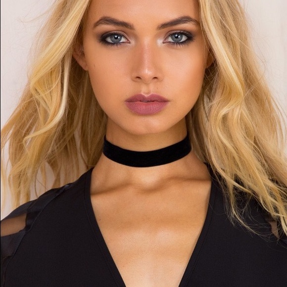 THE ANNIK VELVET CHOKER