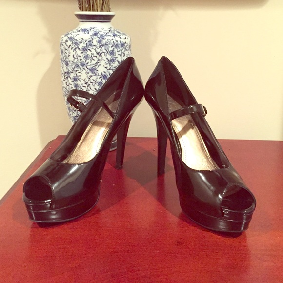 BCBG OPEN TOE HEELS