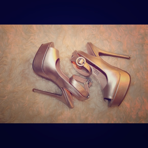 Peep toe pumps