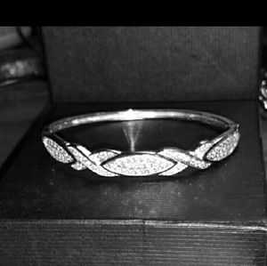 ❤Sale Gwen xo oval bangle bracelet nwot