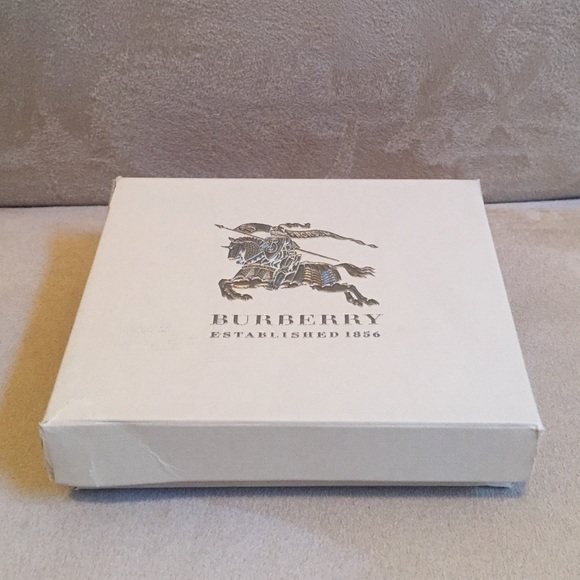 Burberry small wallet box needs repairs