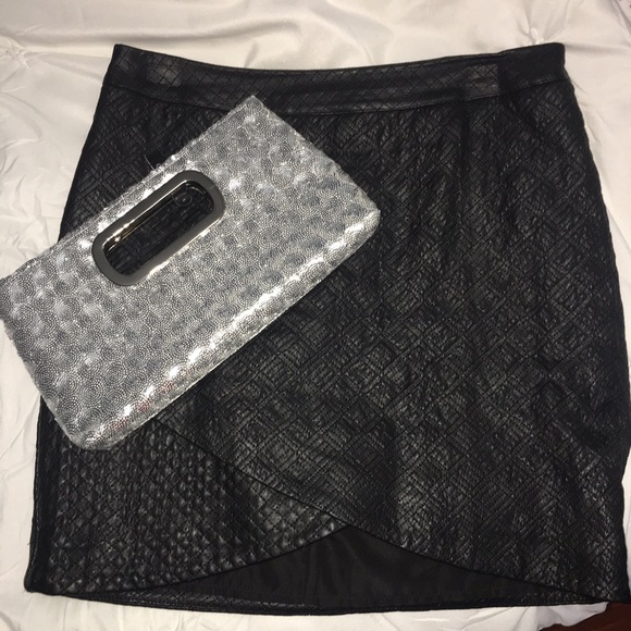Black Faux Leather Mini Skirt - size 6 - Picture 1 of 4