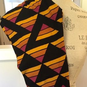 LulaRoe OS leggings with beautiful print