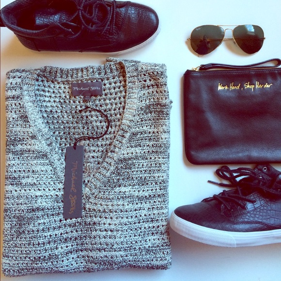 Michael Stars Sweaters - 💖1 DAY SALE💖 Michael Stars v neck knit sweater