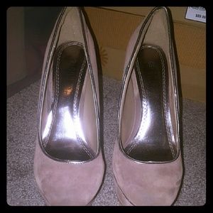 Rouge tan suede heel