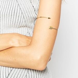 Arrow arm cuff