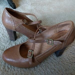 Tan clarks indigo 3 inch comfort heels