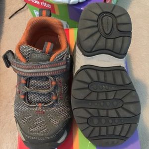 2 Pairs of boys stride rite 9W shoes