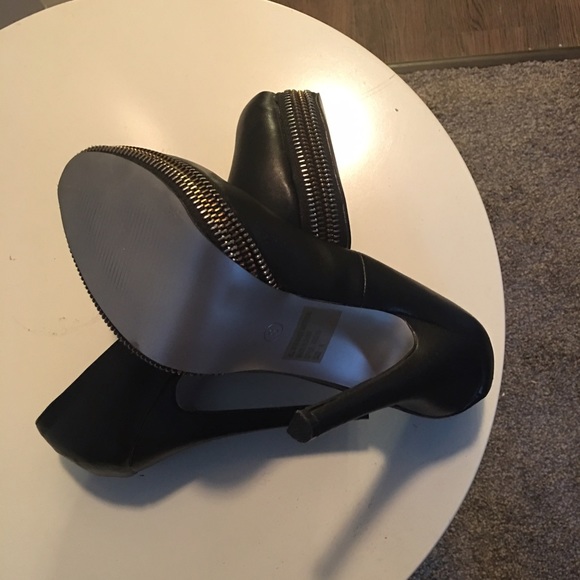 Shoes - Picture 3 of 3