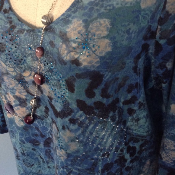 ‼️SOLD‼️Beautiful blue shark bite top - Picture 2 of 3