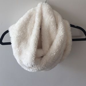 Final Price - UO Faux-fur White Infinity Scarf
