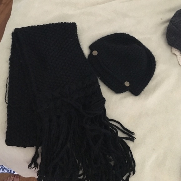 Matching banana republic used black soft hat&scarf