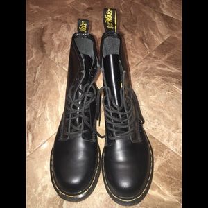 Dr. Martens: Women's 1460 smooth. Great condition.