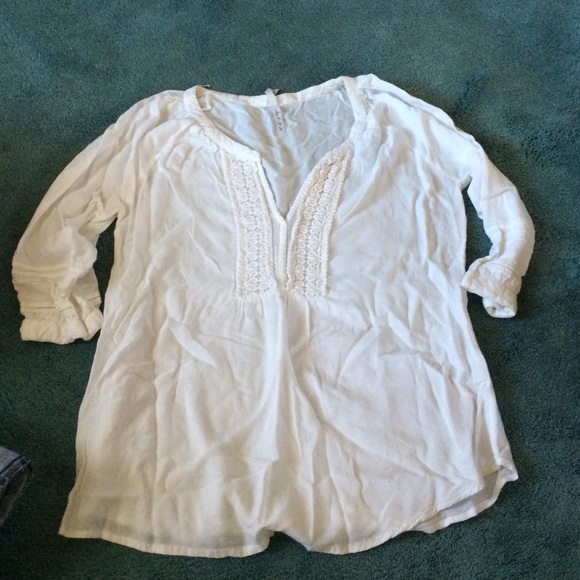 White lightweight quarter sleeves top with lace