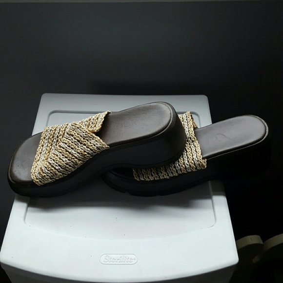 Elastic strap wedge sandal