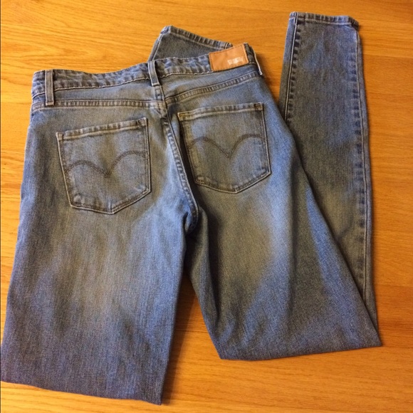 Levi light wash jeans - Picture 2 of 4