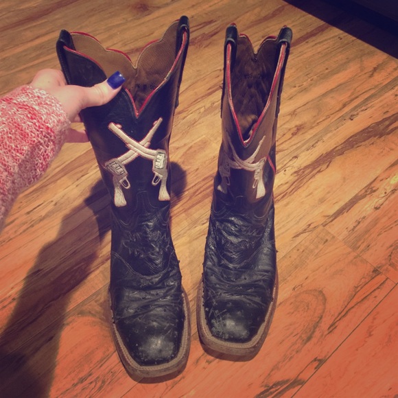 Black leather pistol cowgirl boots!