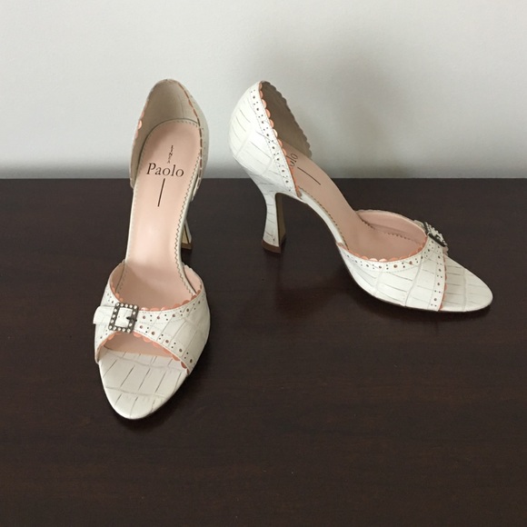 Size 8.5 white leather pump. Open toes. - Picture 1 of 4