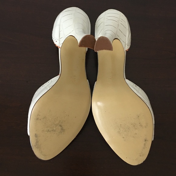 Size 8.5 white leather pump. Open toes. - Picture 2 of 4