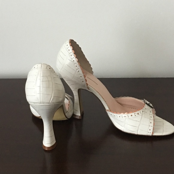 Size 8.5 white leather pump. Open toes. - Picture 4 of 4