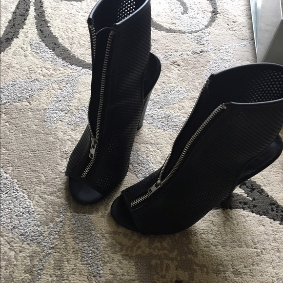 Black leather mesh Steve Madden Bootie