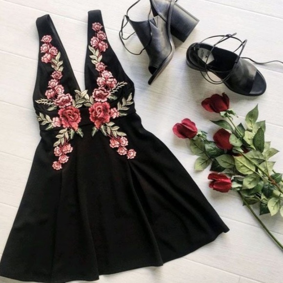 🆕 Last One! Romance not dead embroidered dress - Picture 3 of 3