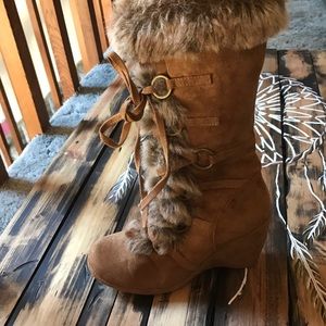 Size 9 wedged suede boots with fur!