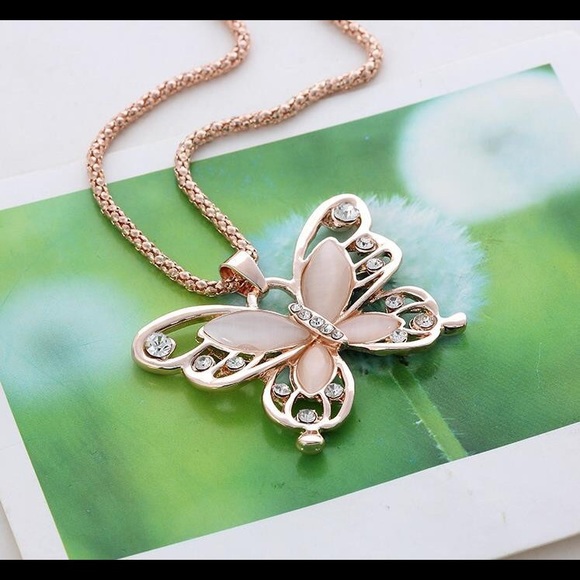 ❤️4 for $20 sale❤️ Beautiful butterfly necklace - Picture 2 of 3