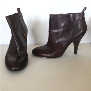 Lovely size 9.5 Nine West cognac ankle booties.