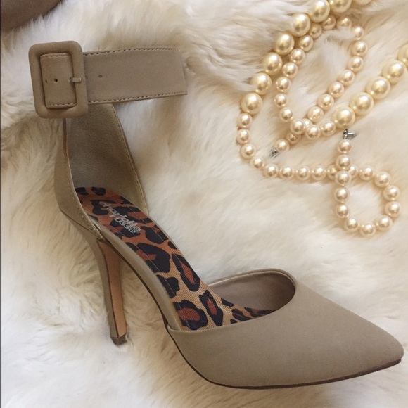 Nude ankle strap pointed heels 👠