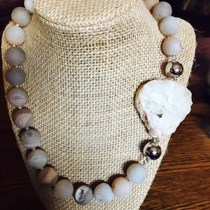 Druze beige Agate necklace with magnetic link