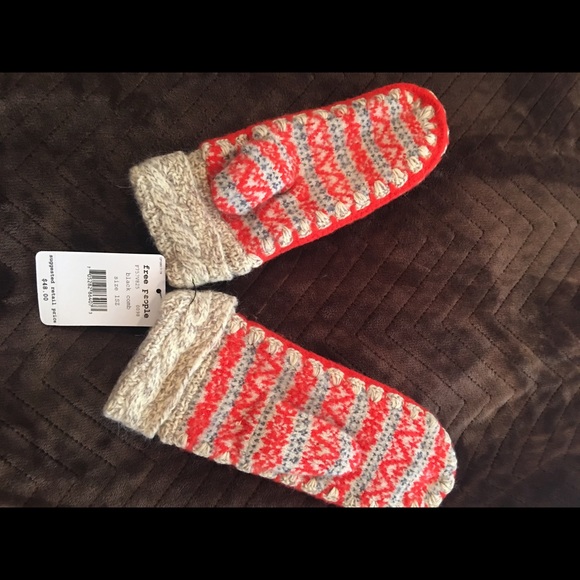 Beautiful never before worn FREE PEOPLE gloves