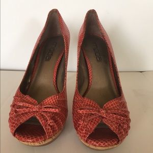 Moda Spana faux croc coral peep toe