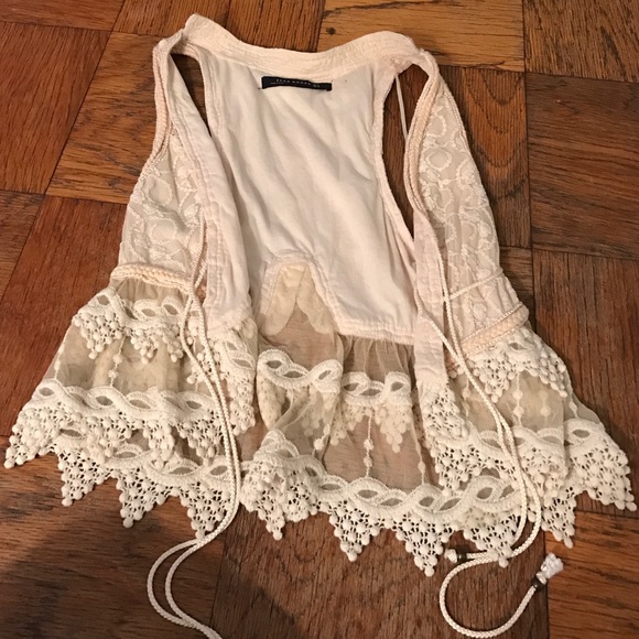 Short vest with mesh embroidery