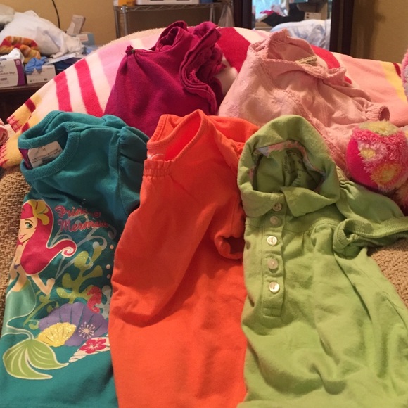 2T tops, will sell all 5 for 8$ or singles @ 3$