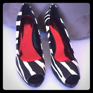 Size 10 Moda Spana zebra print peep toe heels