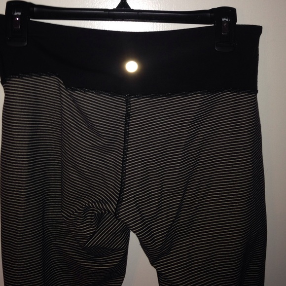 Lululemon Wonder Under pants. - Picture 3 of 4