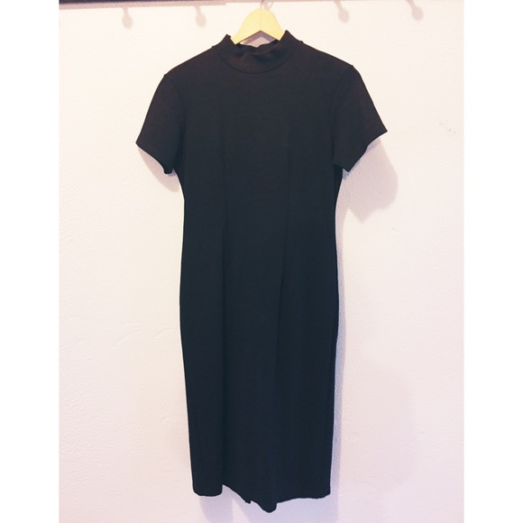 VINTAGE // Turtle Neck Short Sleeve Black Dress
