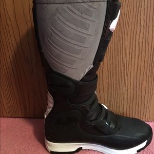 Size 10 Women's Fox Racing boots.