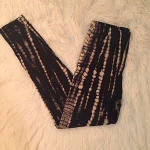 Black and tan printed leggings OS