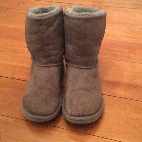 Gray Ugg Sort Boot