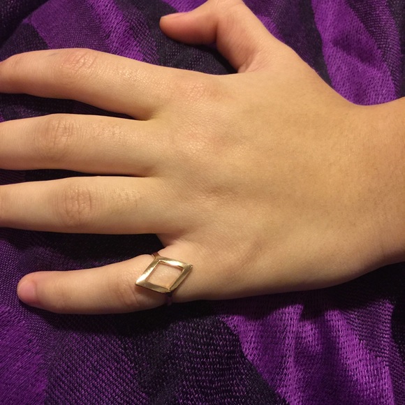 Gold diamond shaped ring! - Picture 2 of 2