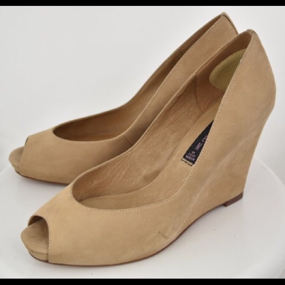Steve Madden • Suede Nude Wedges