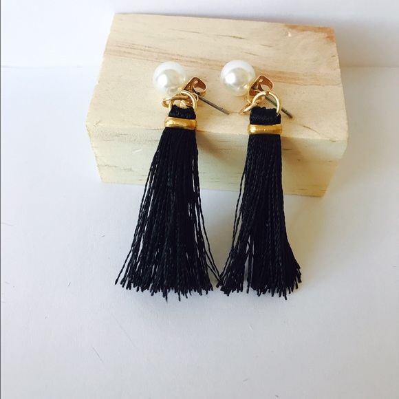 Black tassel faux pearl through earrings - Picture 2 of 3