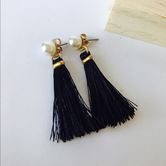 Jewelry - Black tassel faux pearl through earrings