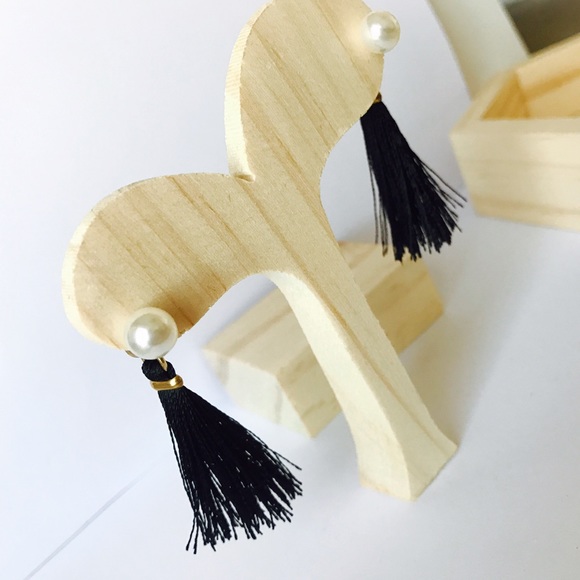 Black tassel faux pearl through earrings - Picture 3 of 3
