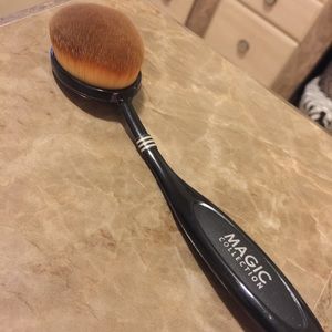 Medium size makeup brush