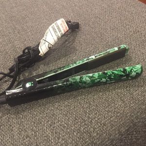 Amika Hair Straightener